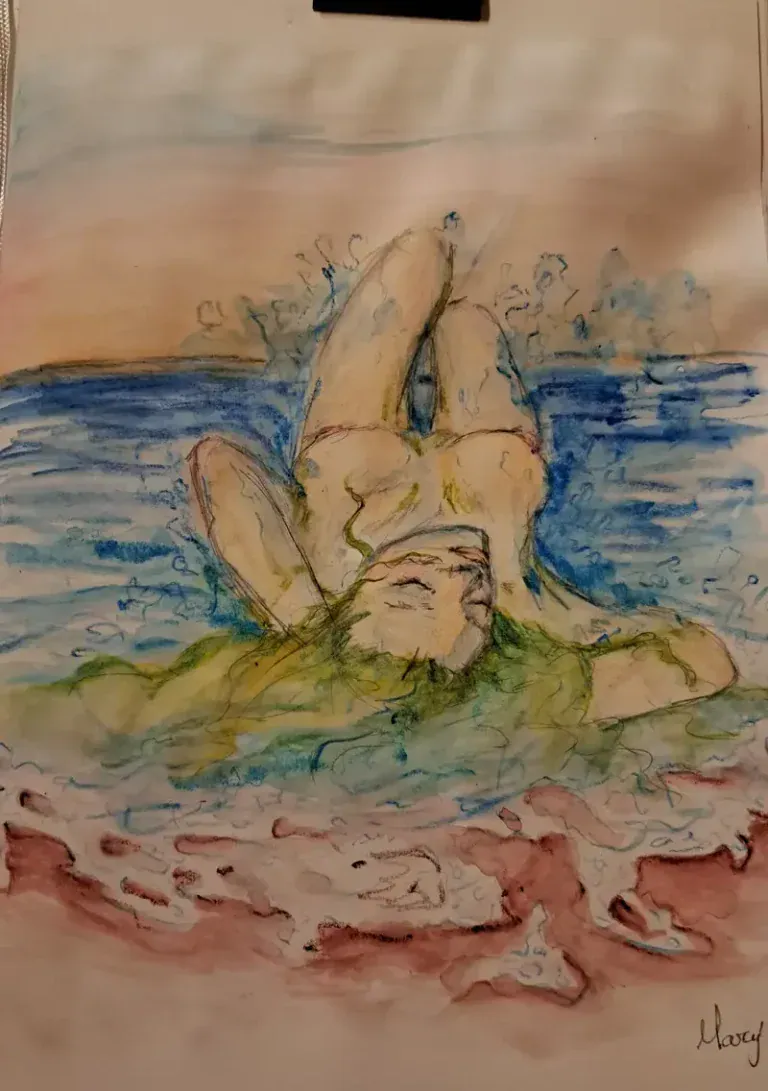 Bañista que flota boca arriba con la melena verde extendida, entre olas azules y una orilla rojiza.