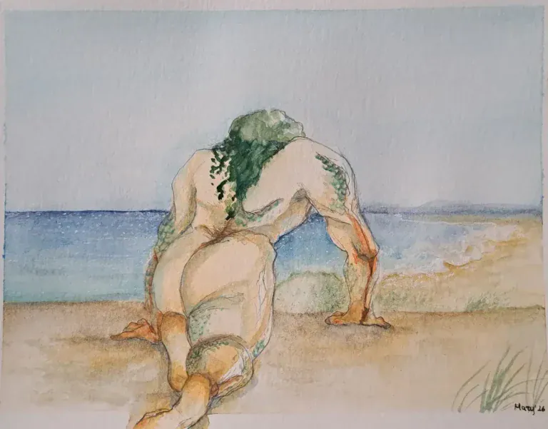 Tritón de espaldas, con melena verde y escamas en la piel, que se arrastra por la arena hacia el mar.